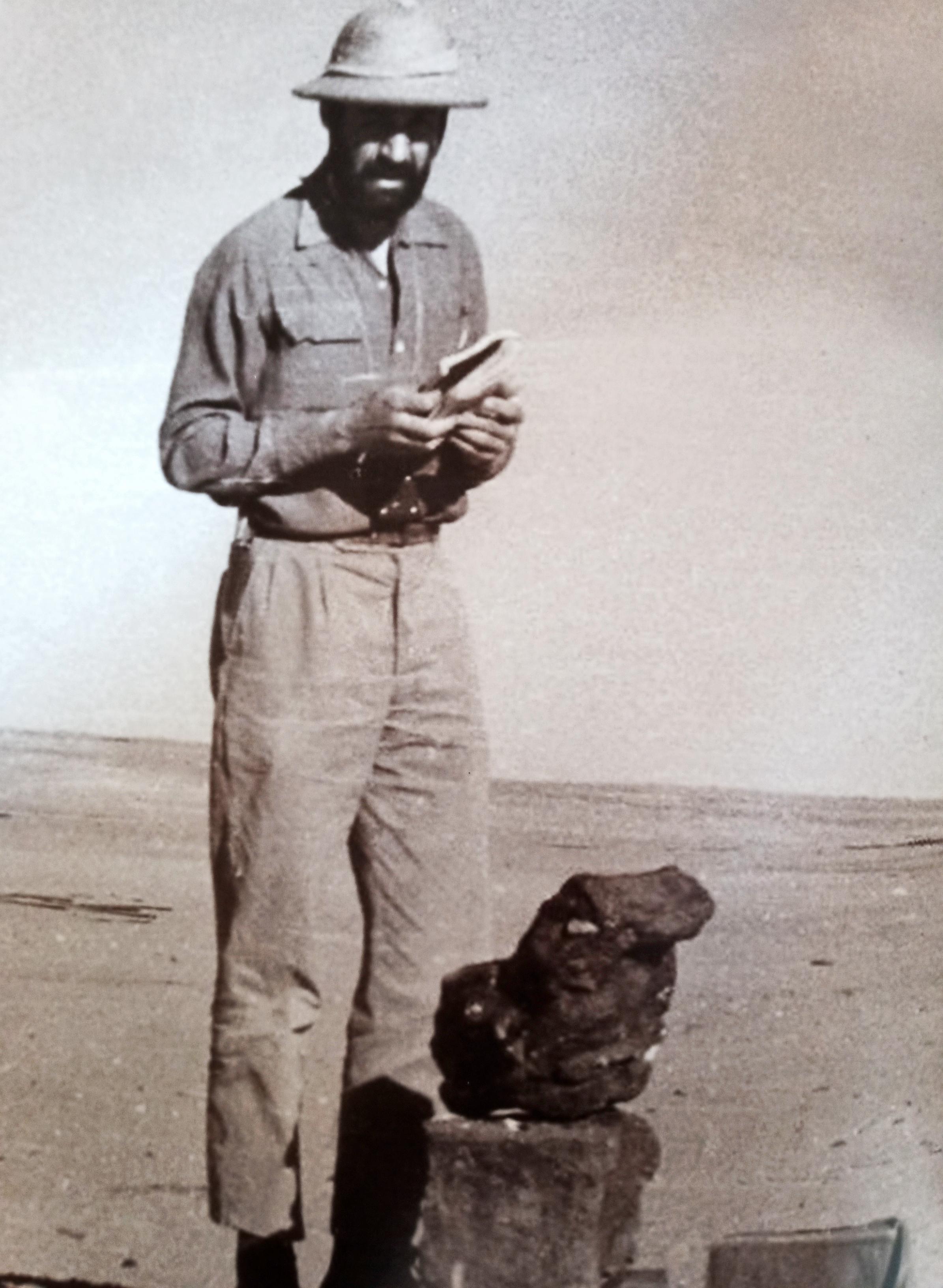 Emiliano Aguirre en Argín, Sudán. Foto Catálogo "La cuna de la humanidad". Museo de la E.H. Burgos
