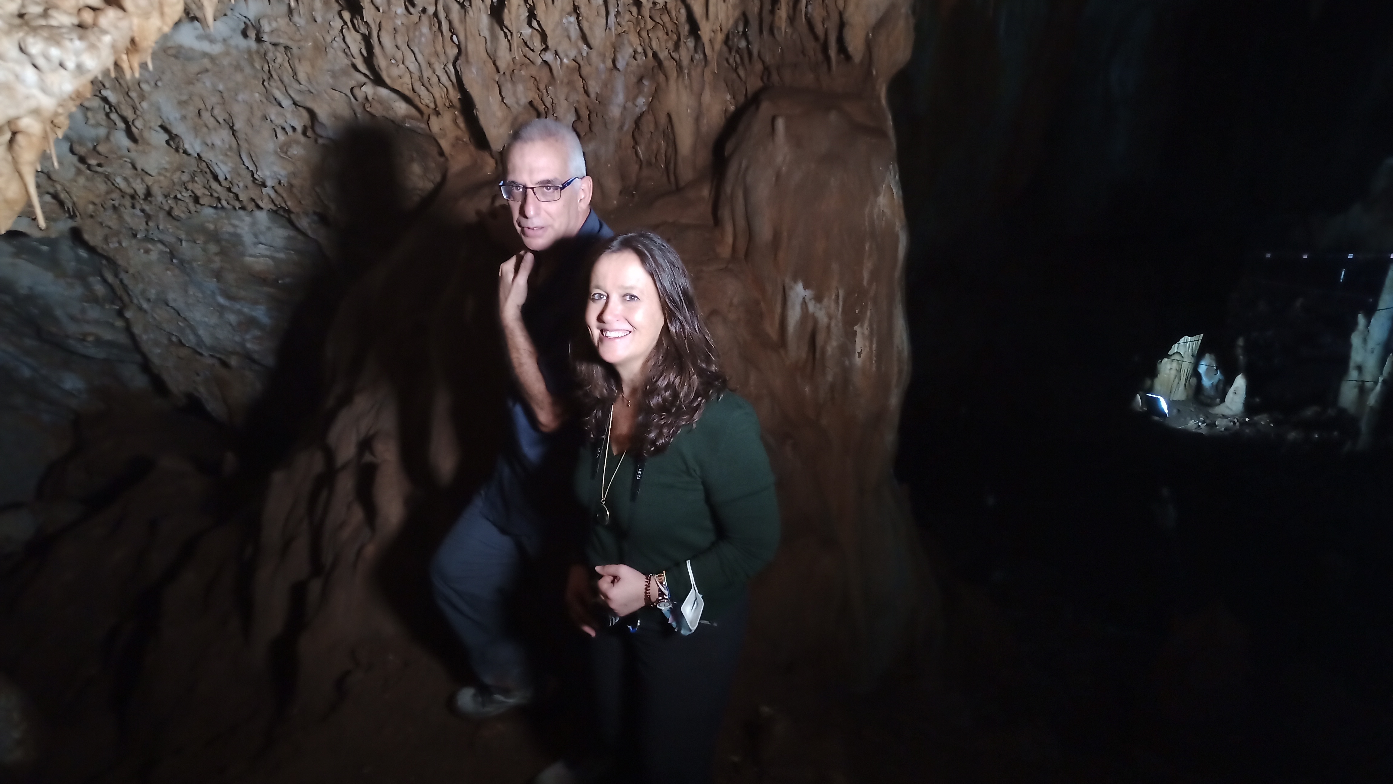 La doctora Martinón en Manot Cave junto a un colega israelí. Foto Navarro.