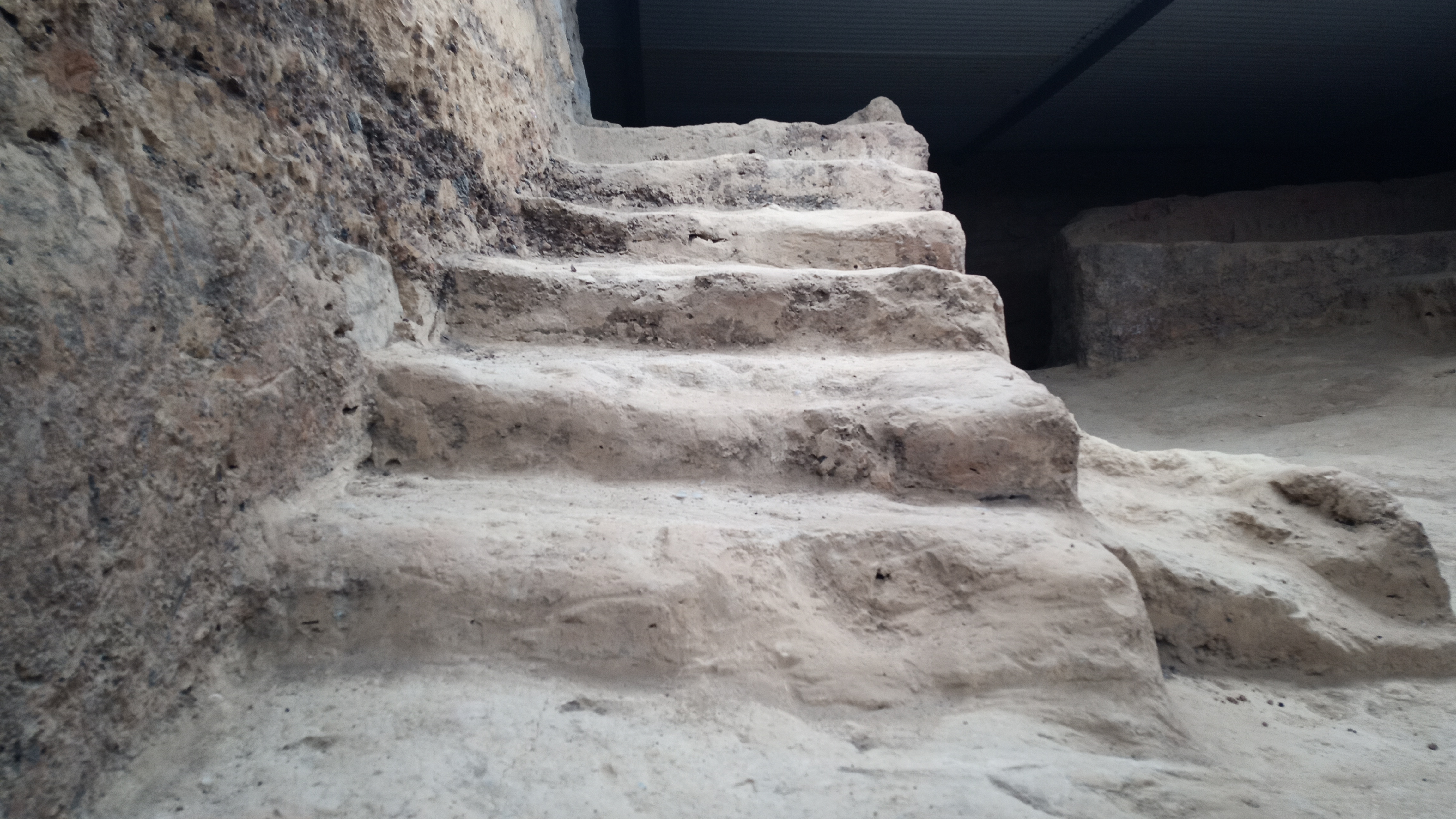 Nuevo tramo de escaleras del Turuñuelo de Guareña. Foto Navarro