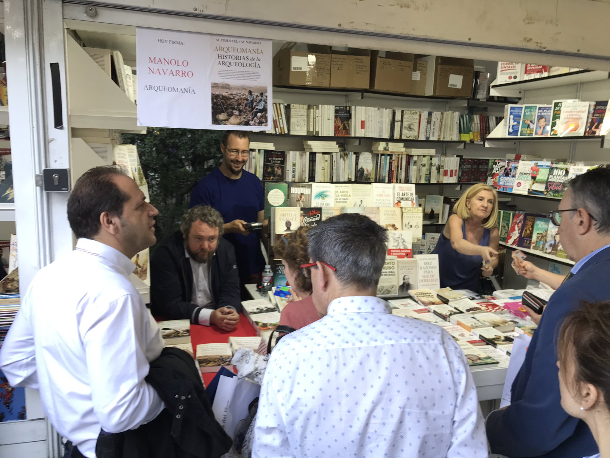 Manuel Navarro firma en la caseta de Almuzara de la Feria del Libro de Madrid.