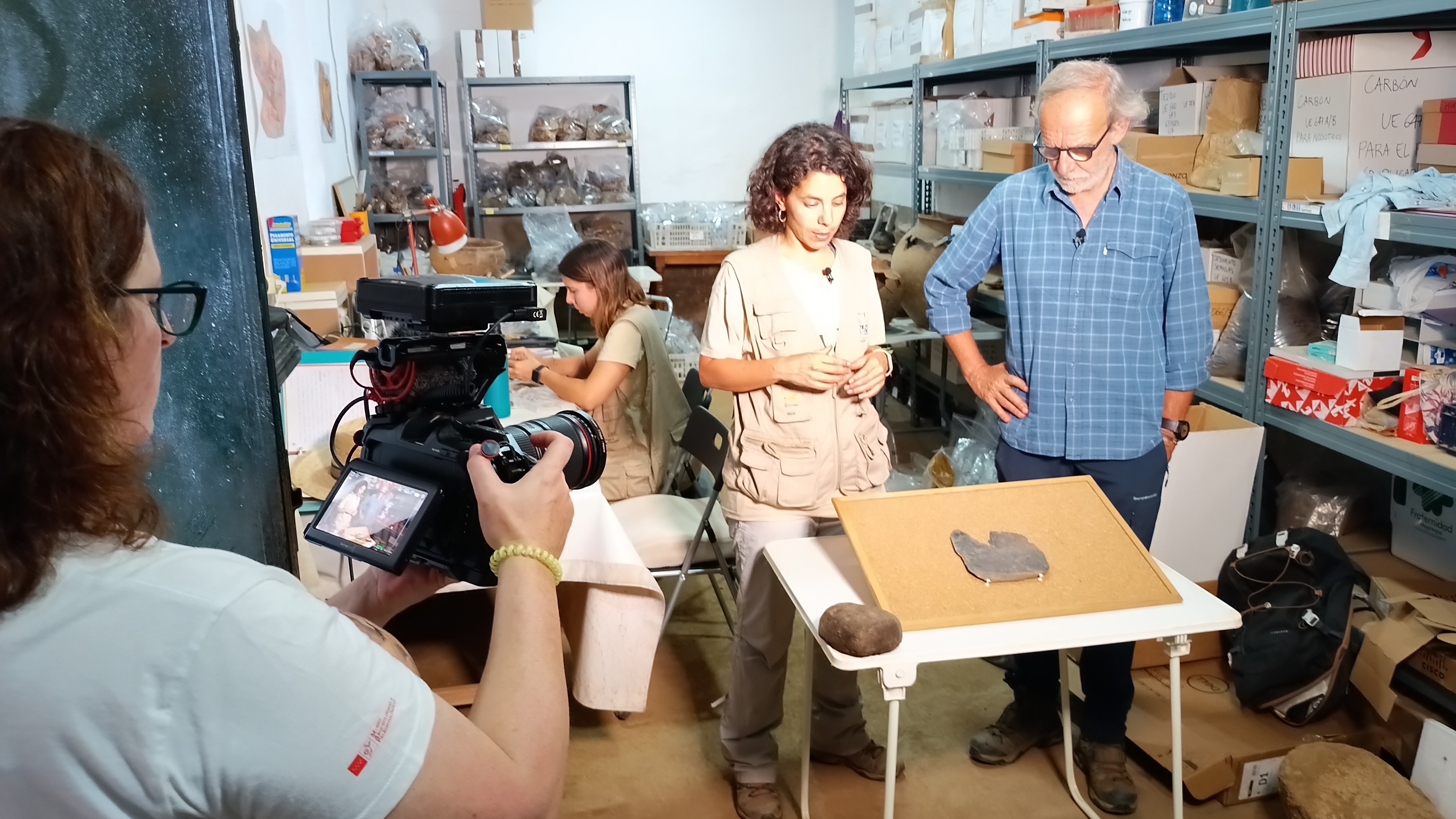 Esther Rodríguez y Sebastián Celestino explican el hallazgo de la placa grabada