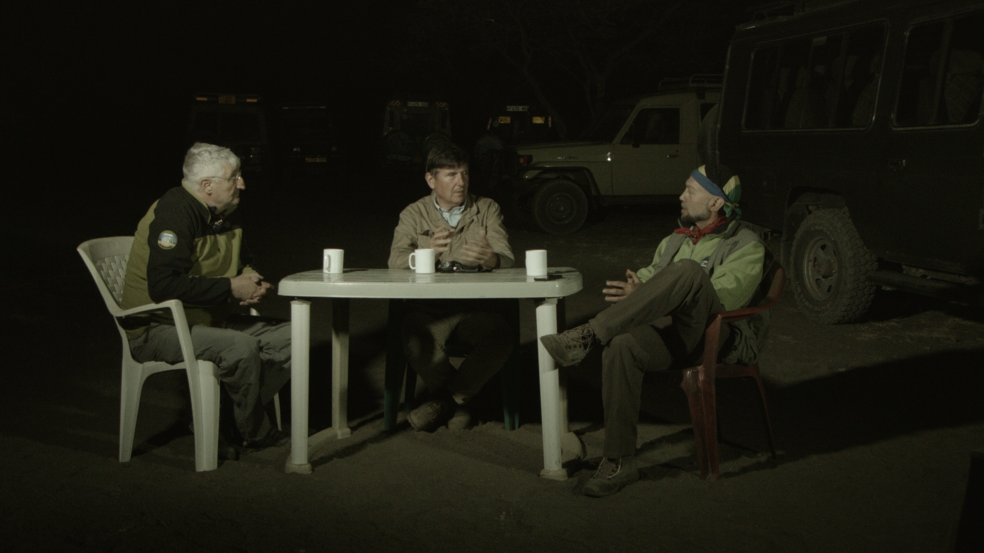 Baquedano, Pimentel y Domínguez Rodrigo durante el rodaje de una conversación de sobremesa tras la cena en Olduvai.